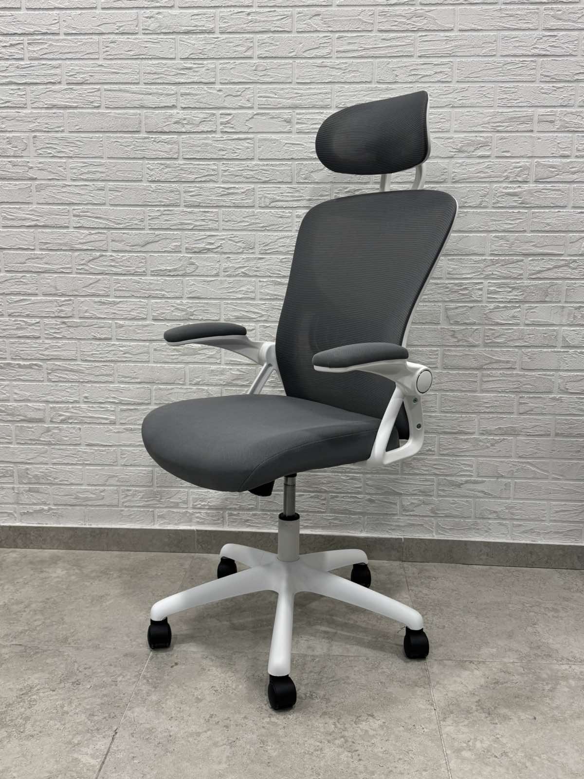 Elio, grey